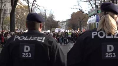Столкновения на протестах против антикоронавирусных ограничений в Вене — видео