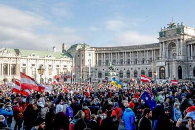 В Австрии тысячи людей протестуют против принудительной вакцинации и локдауна