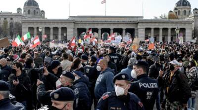 Бунтующая Австрия: десятки тысяч австрийцев вышли на протесты против локдауна