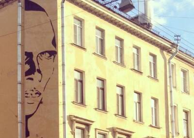 У граффити с Хармсом снова акция, петербуржцы не теряют надежды спасти портрет писателя на улице Маяковского