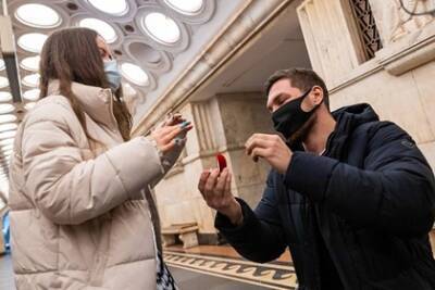 Избитый тремя дагестанцами россиянин сделал предложение девушке в метро