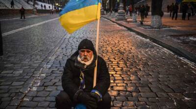Украинцы назвали самыми главными проблемами страны бедность и коррупцию – соцопрос
