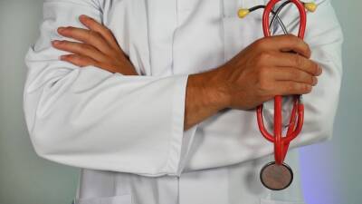"Добиваться увольнения": Мясников высказался о врачах-антиваксерах