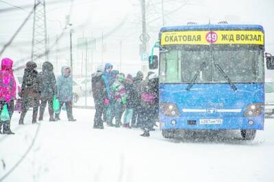 Движение большегрузов временно запретят во Владивостоке из-за циклона