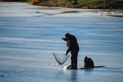 В МЧС рекомендовали рыбакам не выходить на непрочный лед