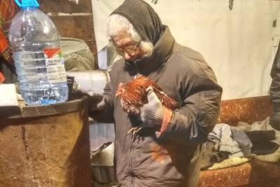 Ярославские волонтеры помогают бабушке, которая живет в неотапливаемом доме с козами