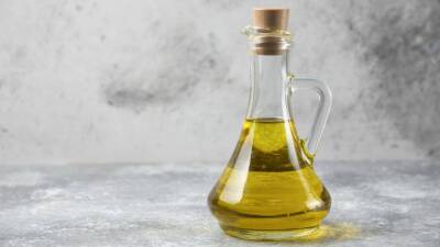 Диетолог Мотова призвала здоровых людей не принимать льняное масло на голодный желудок
