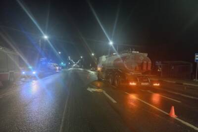 В Твери на Московском шоссе водитель груженого бензовоза попал в аварию