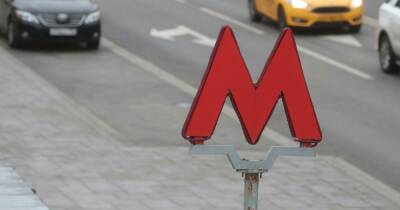 Человек упал на пути на синей ветке метро Москвы