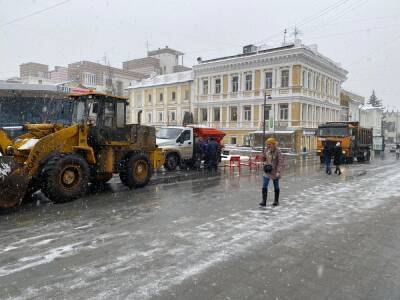 Коммунальщики борются со снегом в разных районах Нижнего Новгорода