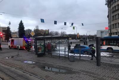 В Петербурге после ДТП сотрудникам МЧС пришлось тушить два автомобиля
