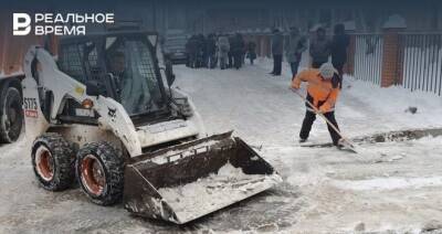 Сегодня днем казанские улицы очищать от снега будут 228 единиц спецтехники