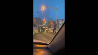 Водители устроили драку на перекрестке в Южно-Сахалинске