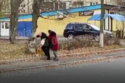 В Киеве неадекват пытался задушить собаку посреди улицы и набросился на прохожую