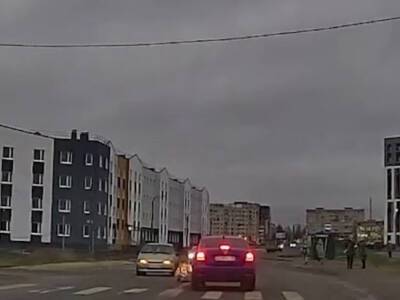 В Гатчине водитель сбил девочку на «зебре» и спокойно уехал — видео