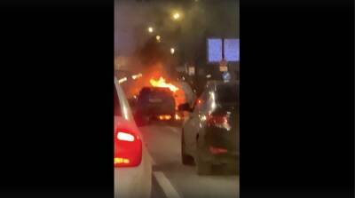 Два автомобиля вспыхнули после столкновения на Московском проспекте