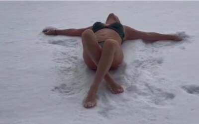 Вице-мэр Новосибирска в купальнике искупалась в снегу в 20-градусный мороз
