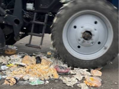 В Москве трактором раздавили 165 кг европейских сыров (фото)