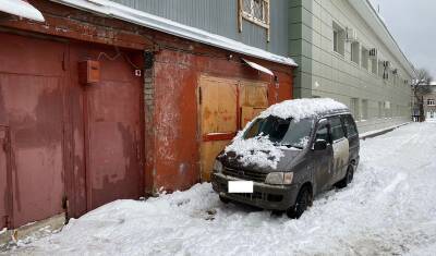 В Уфе снег с крыши административного здания покорежил автомобиль, к счастью все живы