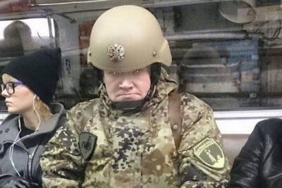 «Опоздал на Украину»: американцев повеселило фото «российского военного» из метро
