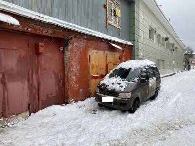 В Башкирии сошедший с крыши снег повредил припаркованный у здания автомобиль
