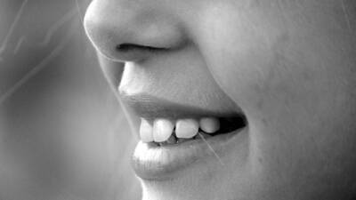 Стоматолог Хило объяснила причину возникновения неприятного запаха изо рта