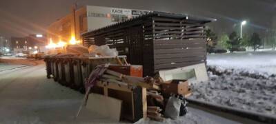 «Домики для бомжей и крыс»: новые мусорные баки установили в Петрозаводске снаружи огражденных площадок