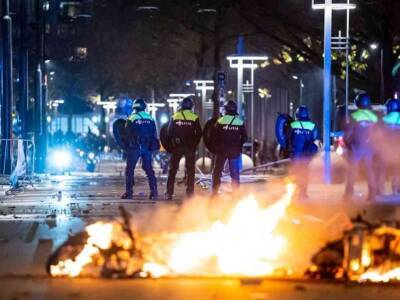 В результате ночных беспорядков в Роттердаме пострадали по меньшей мере 5 правоохранителей