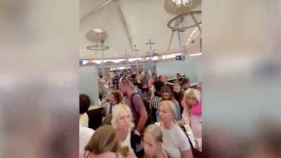 Россияне рассказали о гигантских очередях в аэропорту Шарм-эш-Шейха
