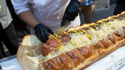 В Харькове приготовили самый большой в Украине хот-дог. ФОТО
