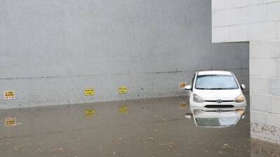 После ливня в Нетании: затоплены парковки и магазины, квартиры остались без света