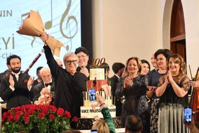Кульминация юбилейного торжества Бакинской музыкальной академии - грандиозный концерт, россыпь цветов, большой торт и овации! (ФОТО)