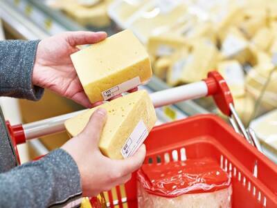 Стало известно, как определить сыр с пальмовым маслом