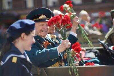 Ветераны и блокадники Ленинграда получили выплату к юбилею Дороги жизни