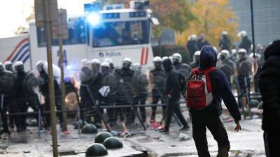 Полиция Бельгии применила слезоточивый газ на акции против COVID-сертификатов