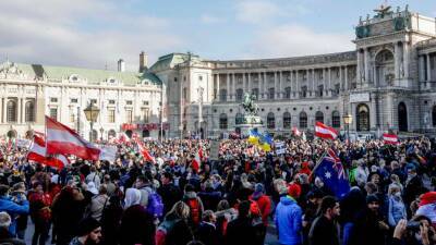 В Вене прошел многотысячный митинг противников локдауна и обязательной вакцинации