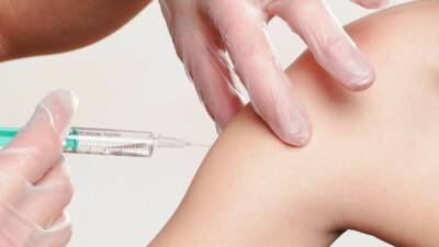 Центр имени Гамалеи заявил, что прививка от COVID-19 усиливает эффект вакцины от гриппа