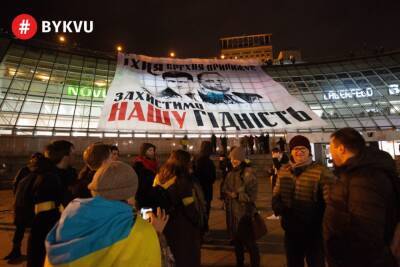 На Майдані розгорнули банер з Зеленським і Єрмаком: «Їхня брехня принижує»