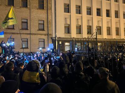 В Киеве прошел марш в честь Героев Небесной сотни: люди направились к ОПУ, правоохранители перекрыли Банковую