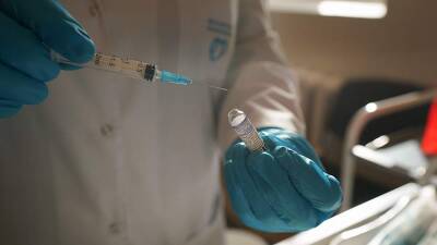 Ученый назвал оптимальный перерыв между прививками от гриппа и COVID-19