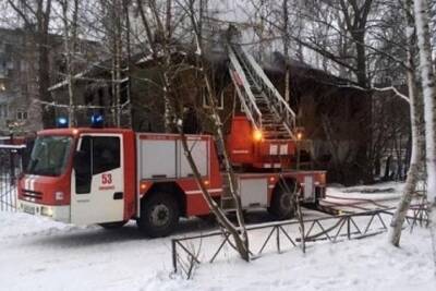 В Новодвинске пожарные отстояли дом-призрак
