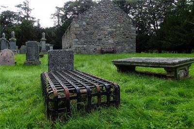Для чего на кладбищах Англии ставили клетки над могилами? (4 фото)