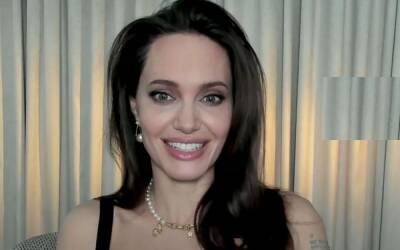 Джоли впечатлила глубиной выреза на своем крошечном платье: "Не всем пойдет, но..."