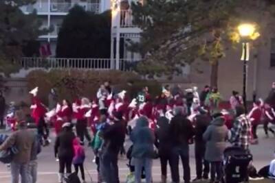 В США автомобиль протаранил толпу на рождественском параде