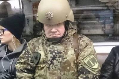 Снимок военного из петербургского метро рассмешил пользователей Reddit
