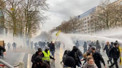 В Брюсселе акцию протеста против антикоронавирусных ограничений разогнали газом и водометами