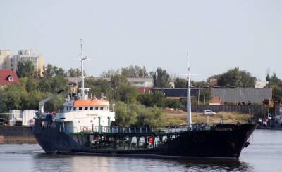 В Волго-Каспийской морском судоходном канале теплоход сел на мель