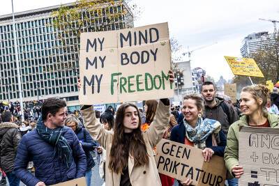 Европу захлестнула волна протестов против антиковидных ограничений