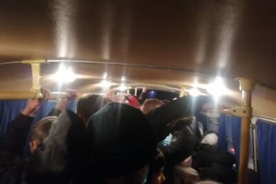 Жительнице Оренбурга стало плохо в переполненном салоне автобуса