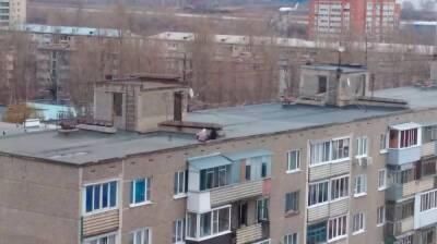 Воронежцев встревожили сидящие на краю крыши 9-этажки дети